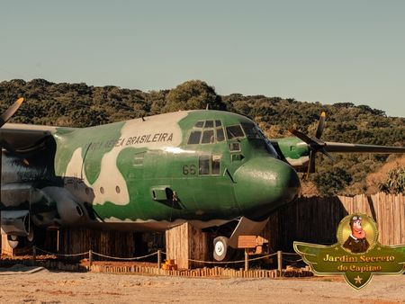 Jardim Secreto do Capitão - Parque de Aviões e Viaturas Militares em Gramado