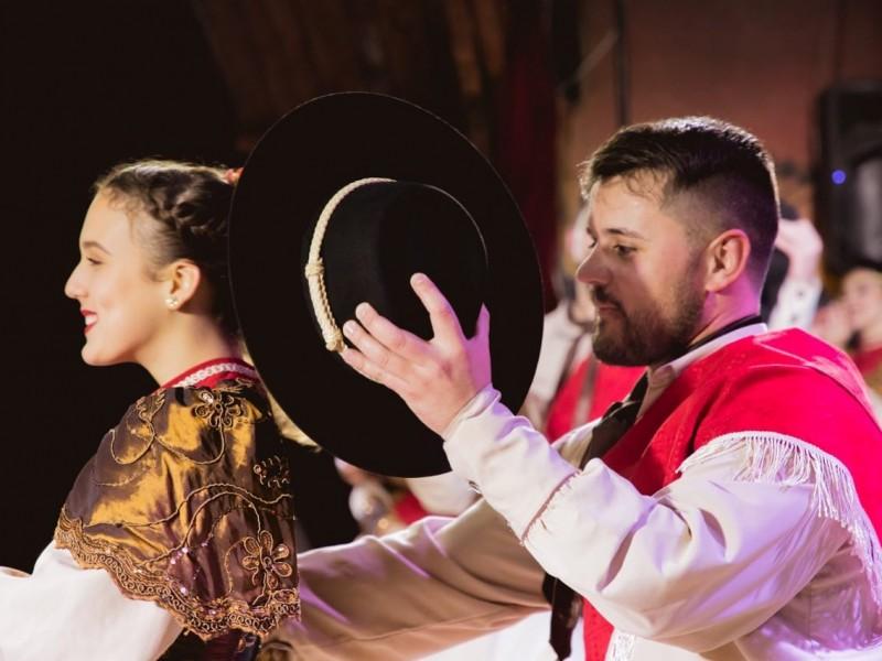 Noite Gaúcha Com Show no Garfo e Bombacha