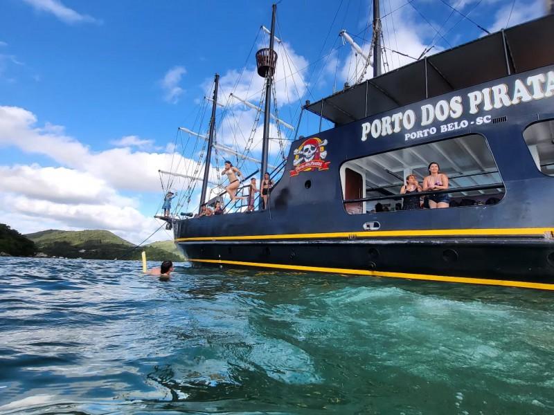 Passeio de Barco Pirata – Bombinhas com Ilha de Porto Belo