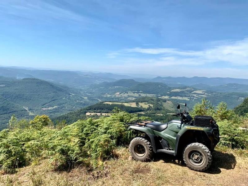 Passeio de Quadriciclo nos Morros Pelado e Dedão